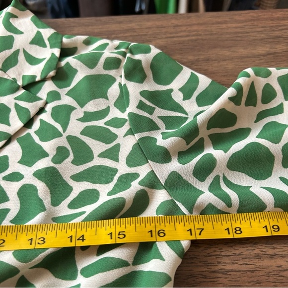 NWOT Dynamite Raglan Tie Wrap Blouse Beige/White Funky Bell Sleeve Size XS - Picture 8 of 10